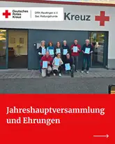 Titelbild Ehrungen Jahreshauptversammlung 2026 DRK Mitglieder mit Urkunden vor einem Gebäude des DRK Reutlingen