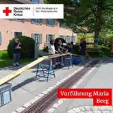 Titelbild Maria Berg Vorführung Trainingsgeräte mit einsatzkräften des DRK Schwäbische Alb bei einer Vorführung mit ihren Hunden