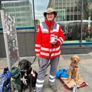 DRK Mitglied mit 2 Rettungshunden beim weihnachtlichen Spenden sammeln