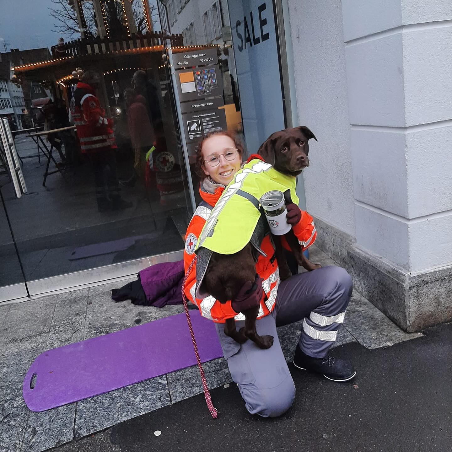 DRK Mitglied mit Rettungshund beim weihnachtlichen Spenden sammeln