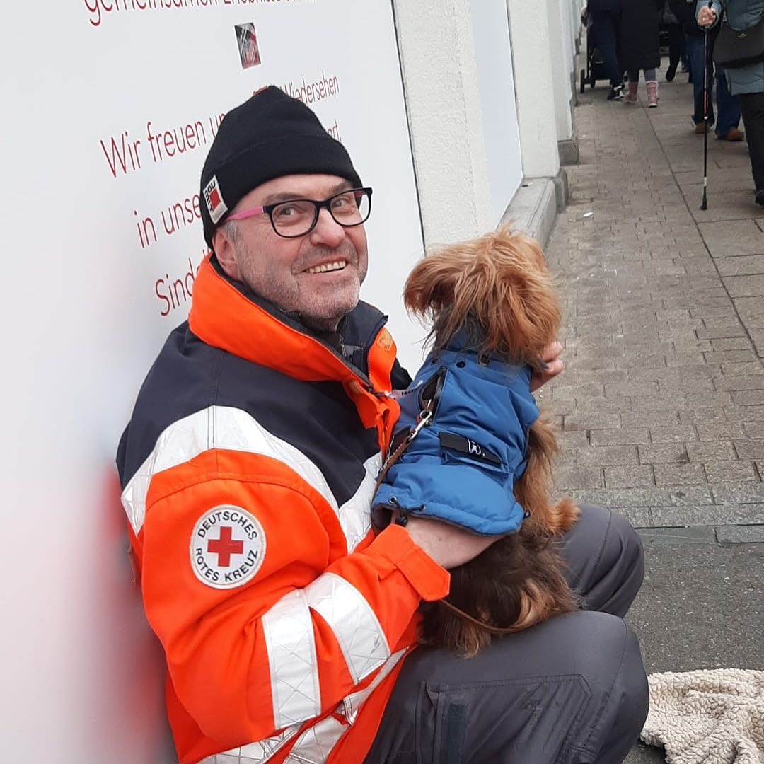 DRK Mitglied mit Rettungshund beim weihnachtlichen Spenden sammeln