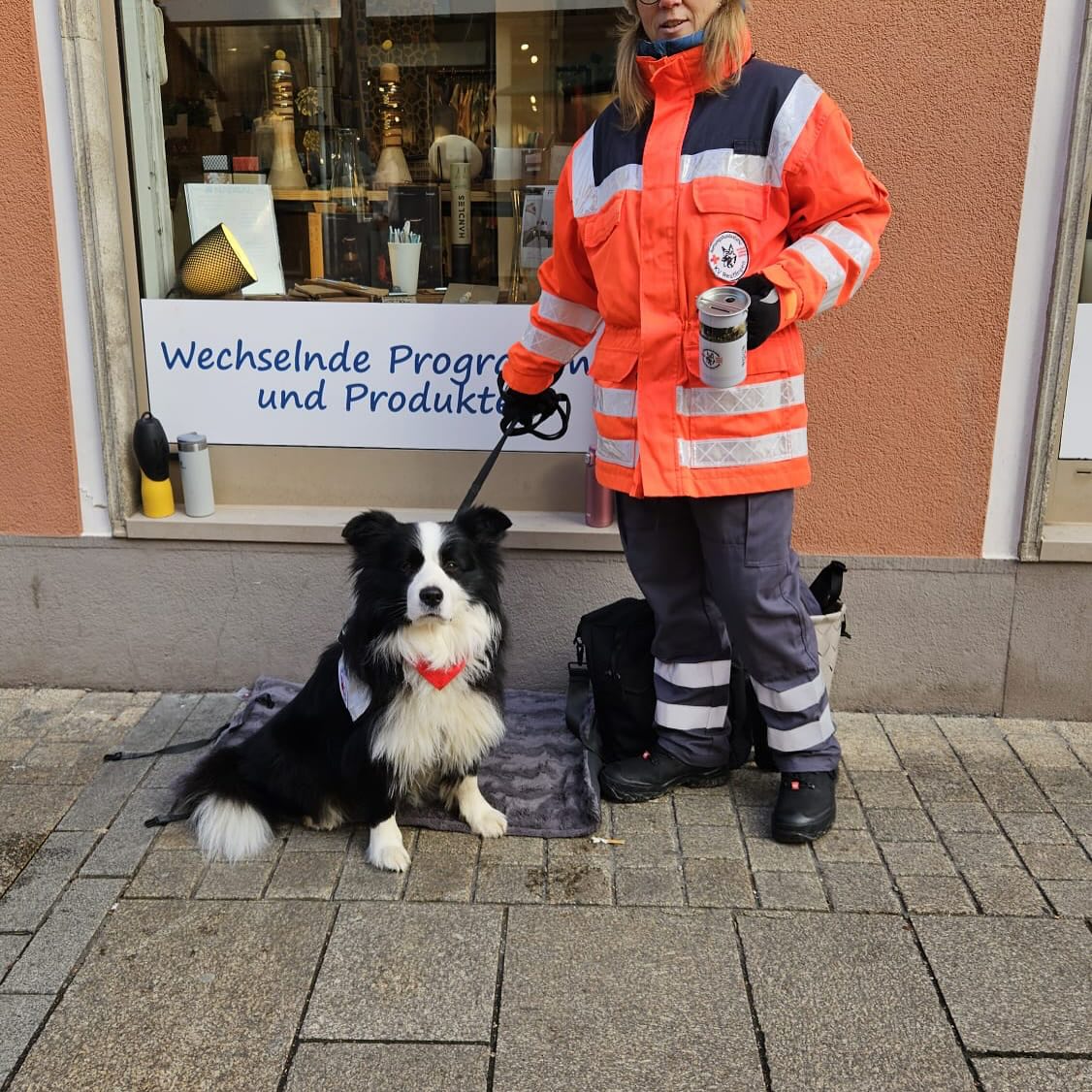 DRK Mitglied mit Rettungshund beim weihnachtlichen Spenden sammeln