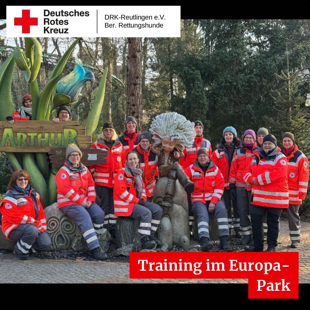 Gruppenbild von der Rettungshundestaffel im Europapark vor einer Arthur Statue