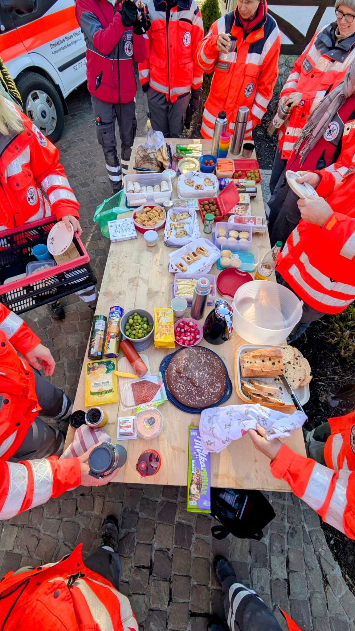 Ein Tisch voller Snacks von der DRK Reutlingen Bereitschaft Rettungshunde