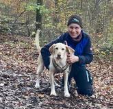 Chester und Katrin Rettungshundeteam im Wald beim Training