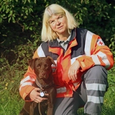 Cinna und Almuth Rettungshundeteam beim Fotoshooting auf einer Wiese