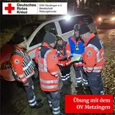 Einsatzbesprechung bei Nacht OV Metzingen Einsatzkräfte stehen bei Nacht zusammen und Besprechen die Lage an einer Karte