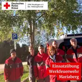 Einsatzübung Werkfeuerwehr Mariaberg 2025 Einsatzkräfte des DRK Reutlingen Rettungshunde stehen zum Gruppenbild