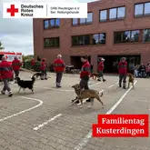 Familientag Kusterdingen 2025 mehrere Rettungshundeteams auf einem Platz bei einer Vorführung im Gehorsam