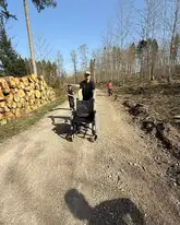 Mensch mit Gehhilfe auf einem Feldweg
