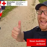 Felix neuer Ausbilder Mann zeigt den Daumen freudig in Kamera