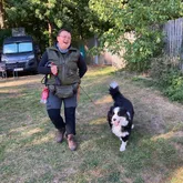 Finnley und Birgit Rettungshundeteam nach der Suche auf dem Weg zur Einsatzleitung