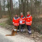 Flächenprüfung bestanden Niki und Marion Einsatzkräfte des DRK mit Einsatz Suchhund zeigen Urkunde nach erfolgreicher Prüfung in der Fläche