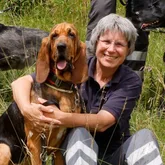 Frida und Katrin Rettungshundeteam beim Fotoshooting auf einer Wiese