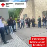 Führung um Krematorium Reutlingen 2026 Gruppe steht vor dem Krematorium in Reutlingen und wartet auf die Besichtigung