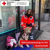 Heike und Lou beim Sammeln Retungshundeteam beim Sammeln von Spenden in der Einkaufspassage