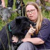 Henry und Iris Rettungshundeteam beim Fotoshooting auf einer Wiese