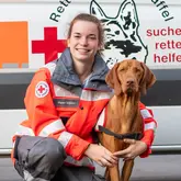Nero und Maren Rettungshundeteam vor einem Einsatzwagen der Rettungshundestaffel Reutlingen