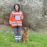 Niki und Marion Rettungshundeteam nach der Prüfung mit Urkunde