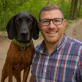Paul und Felix Rettungshunde Mantrailingteam im Wald
