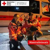 Sarah Felix und Paul nach Einsatz Einsatzkräfte der Rettungshunde Mantrailer mit Mantrailer Hund knien vor einem Einsatzfahrzeug nach einem Einsatz