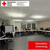 Sicherheitseinweisung 2026 Personen in einem Raum an Tischen bei einem Vortrag