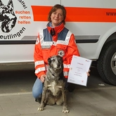 Spicy und Manu Rettungshundeteam vor einem Einsatzwagen