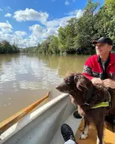 Rettungshumdeteam beim Bootfahren