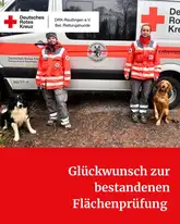 zwei Rettungshundeteams vor einem Einsatzfahrzeug nach bestandener Prüfung
