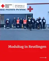 Mehrere Rettungshundeführer mit Hunden beim Gruppenbild vor dem Zentrum für Bevölkerungsschutz in Pfullingen