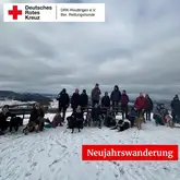 Titelbild Neujahrswanderung 2026 Personengruppe mit Hunden im Schnee bei Gruppenbild