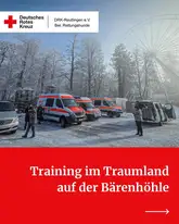 Titelbild Training im Traumland auf der Bärenhöhle 2026 Einsatzfahrzeuge der Rettungshundestaffel Reutlingen im Schnee im Wald auf einem Parkplatz