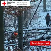 Titelbild Trainingsstart 2026 Mantrailteam trailt mitten duch den schneebedeckten Wald