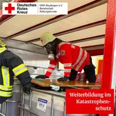 Titelbild Weiterbildung im Katastrophenschutz Person mit Atemschutzmaske im LKW auf Material sitzend