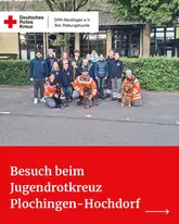 Titelbild zum Besuch beim JRK Plochingen Gruppe menschen in der ersten Reihe Mantrailer des DRK Reutlingen mit ihren Hunden und dahinter ein paar Kinder
