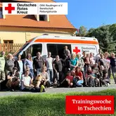 Trainingswoche in Tschechien 2025 Gruppe an Personen vor einem Einsatzfahrzeug der DRK Rettungshunde Reutlingen