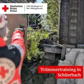 Trümmertraining in Schlierbach 2025 Einsatzkraft der Rettungshunde des Duetschen roten Kreuz unscharf zeigt mit der hand richtung Hund in einem Trümmergebiet