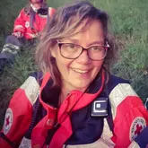 Nicole Volk Rettungshundeführerin Nicole Volk bei der Rettungshundestaffel